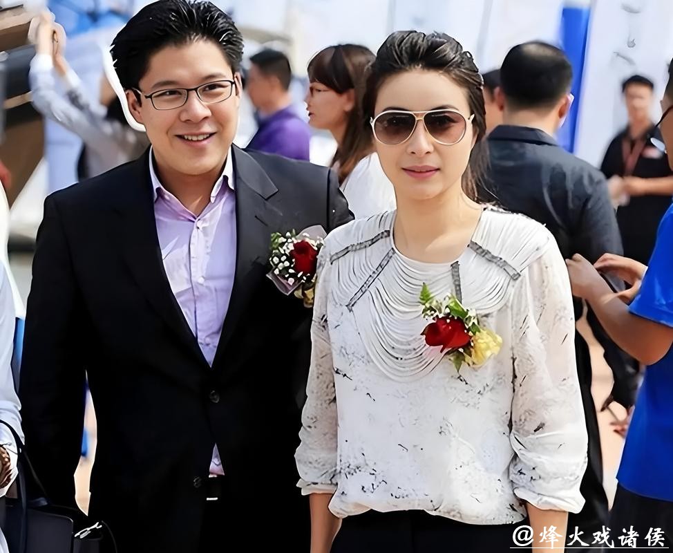 香港名流跑马拉松，霍启刚陪郭晶晶跑两公里，78岁兰桂坊老板参赛